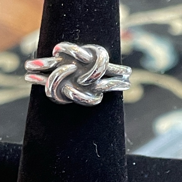 James Avery Retired Lovers Knot Ring - Picture 5 of 7
